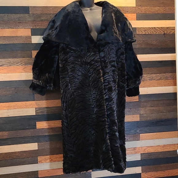 AMERICAN SIGNATURE FULL LENGHT FAUX FUELEGANT COAT - Picture 1 of 15